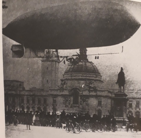 Willows II landing outside the City Hall Cardiff 1910