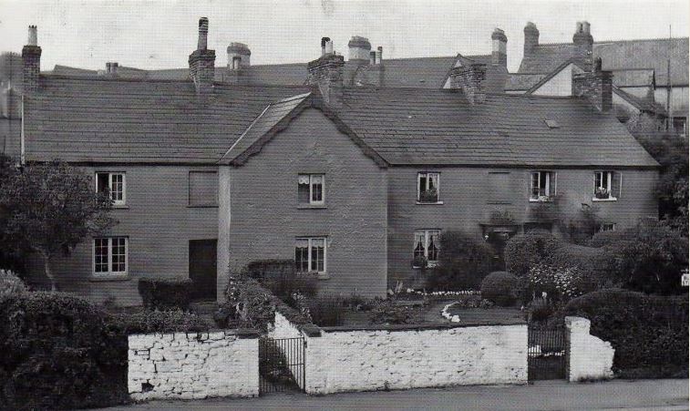 Cottages next to Claude Hotel