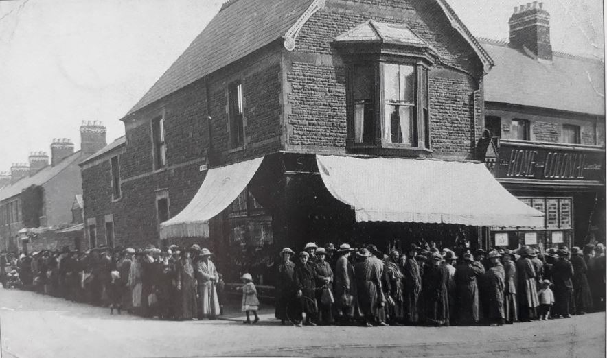 Food rationing queues outside Home and Colonial Stores No13 in 1914