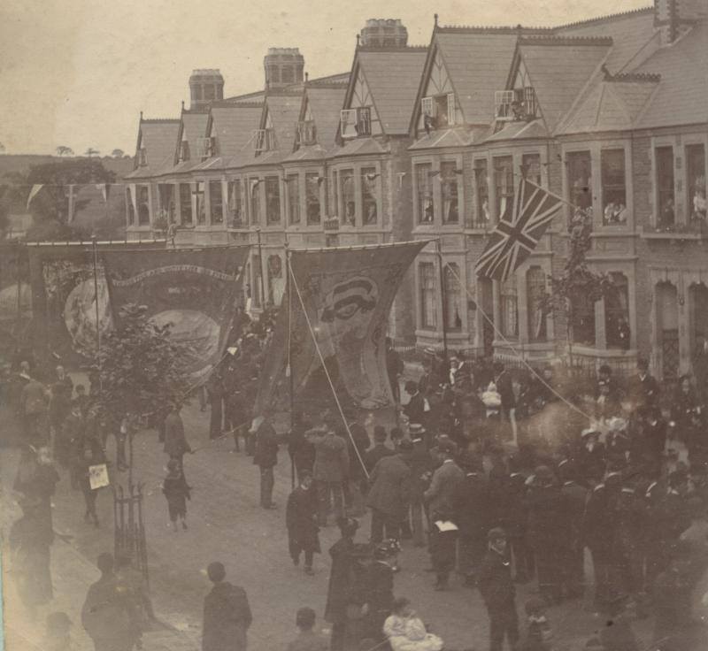 Crowds heading along Wellfield Road in 1894 to the opening ceremony of Roath Park.