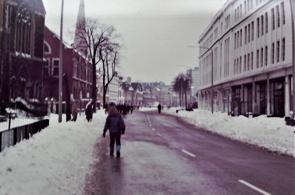 Snow on Newport Road in 1982. Graham Building on right, Roath Library on left. Picture credit Peter Ellis